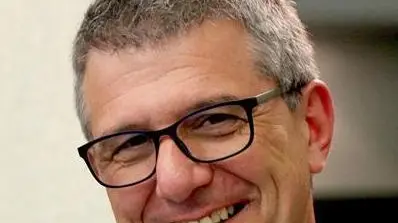 Fotografata la struttura del nucleo dei linfociti e scoperte le "tane" dove l'Hiv si nasconde fino a diventare 'invisibile'. E' una ricerca compiuta all'Icgeb di Trieste da ricercatori guidati dal professor Mauro Giacca. La scoperta sarà pubblicata sul sito di 'Nature' e avrà forti ricadute nello sviluppo di nuovi farmaci contro l'Aids..ANSA