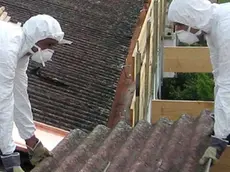 Operazioni di bonifica dall'amianto su una tettoia