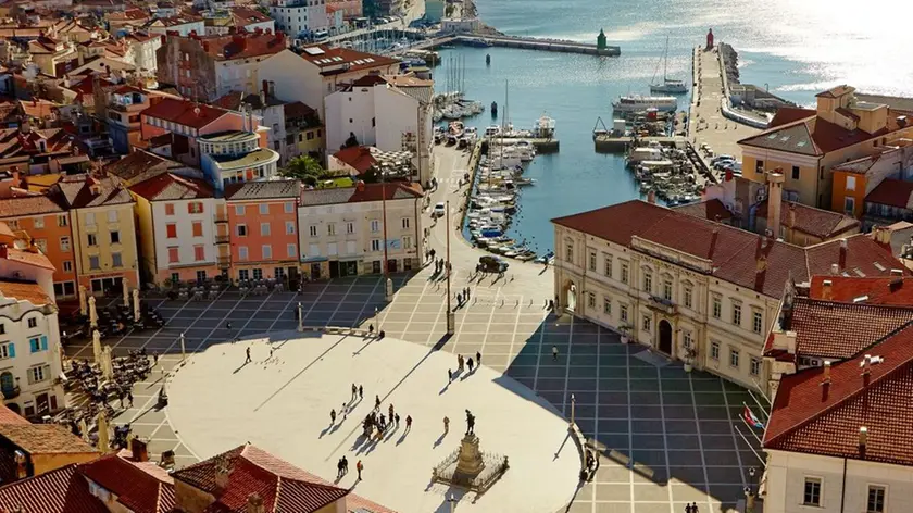 Piazza Tartini a Pirano, uno dei quattro Comuni del Litorale sloveno. Foto da portoroz.si