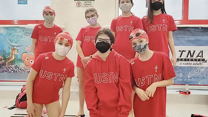 Un gruppo di Esordienti della Triestina Nuoto
