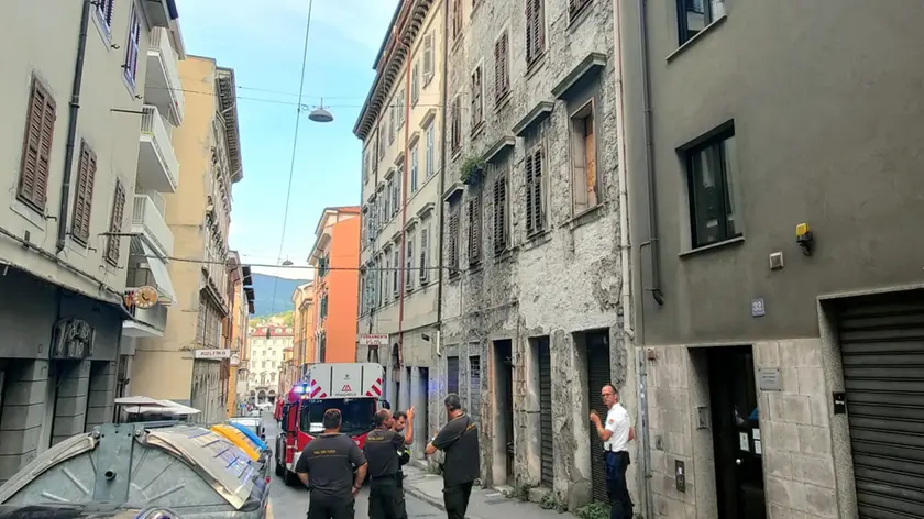 L'intervento dei vigili del fuoco in via Madonnina (Lasorte)