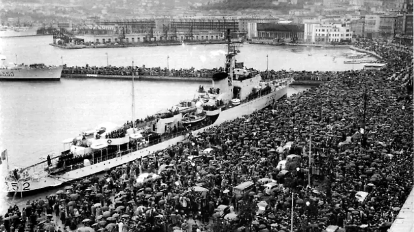 La folla radunata lungo le Rive il 26 ottobre del 1954