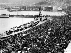 La folla radunata lungo le Rive il 26 ottobre del 1954