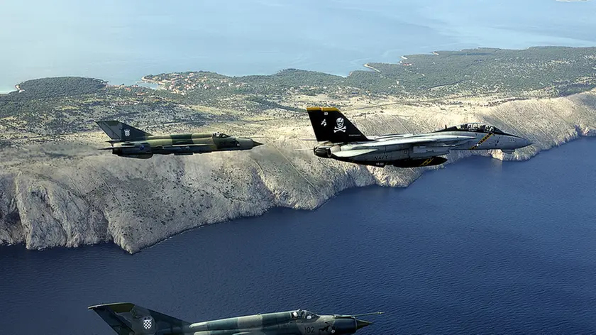 Tre Mig 21 della Croazia in volo sopra la costa della Dalmazia