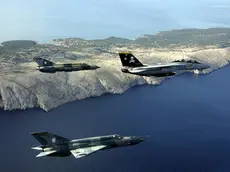 Tre Mig 21 della Croazia in volo sopra la costa della Dalmazia