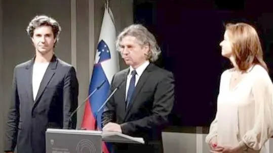 Luka Mesec (Levica), Robert Golob (al centro) e Tanja Fajon alla conferenza stampa di mercoledì sera a Lubiana
