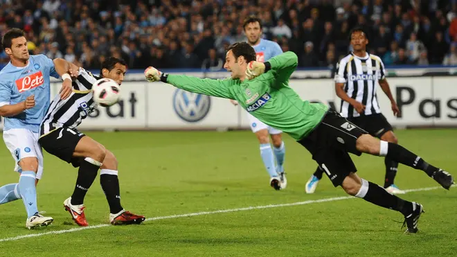 Samir Handanovic esce e libera l'area oggi 17 aprile 2011 allo stadio San Paolo di Napoli. ANSA/ CIRO FUSCO