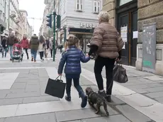 Una bimba a spasso con la nonna in zona pedonale a Trieste. Foto Andrea Lasorte