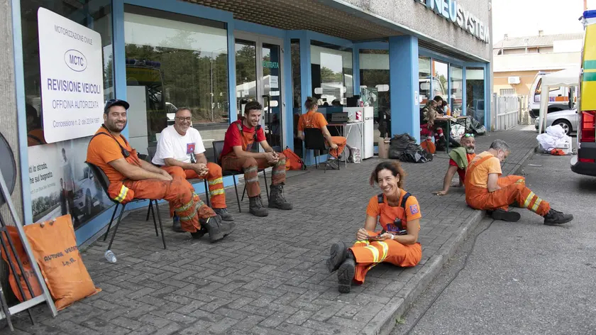 Le squadre impegnate nella bonifica e gli effetti del fuoco a bordo strada. In alto un momento di pausa durante l’intenso lavoro Foto Katia Bonaventura