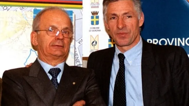 Teofilo Sanson (S) e Francesco Moser durante la presentazione dei campionati mondiali di Ciclismo su strada a Preganziol, in una immagine del 04 dicembre 1998. ANSA/MARCO BRUZZO
