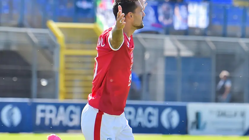 La gioia di Facundo Lescano autore di una doppietta sul campo della Pro Patria