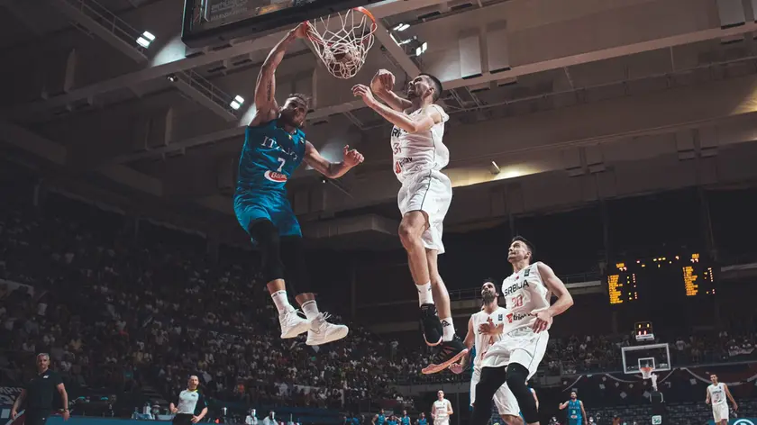 La schiacciata di Tonut contro la Serbia (Archivio Fip/Ciamillo-Castoria)