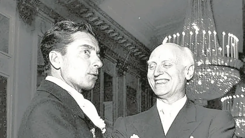 Herbert von Karajan a fianco con il direttore triestino Victor de Sabata