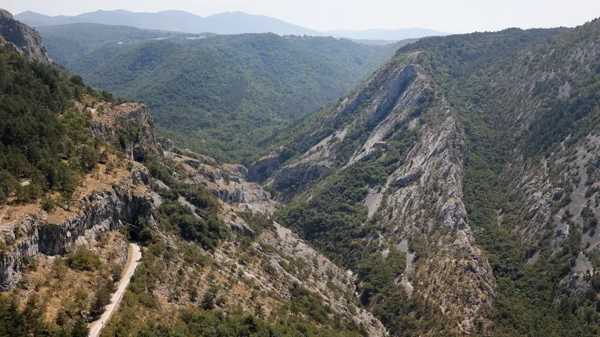 Una veduta dall’alto della Val Rosandra, di cui quest’anno ricorre il quarantesimo anniversario dell’istituzione della Riserva naturale.