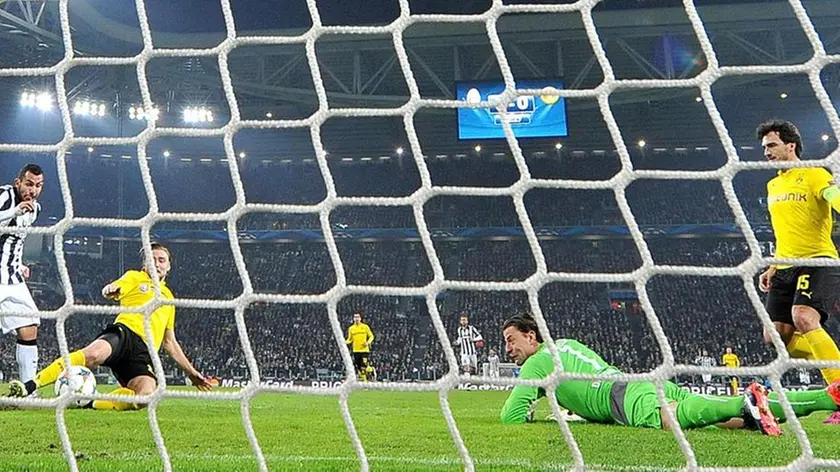 The goal scored by Juventus' forward Carlos Tevez during the Uefa Champions League soccer match Juventus FC vs BV Borussia Dortmund at Juventus Stadium in Turin, Italy, 24 February 2015. ANSA/ALESSANDRO DI MARCO