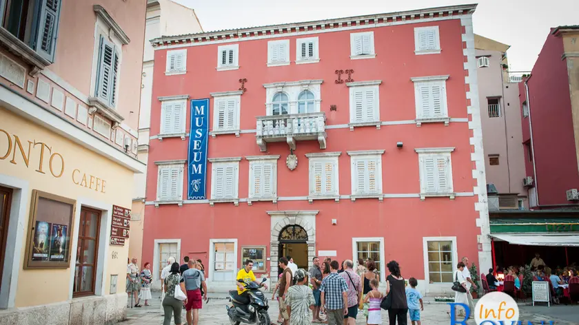 L'edificio che ospita il Museo civico di Rovigno (foto da inforovinj.com)