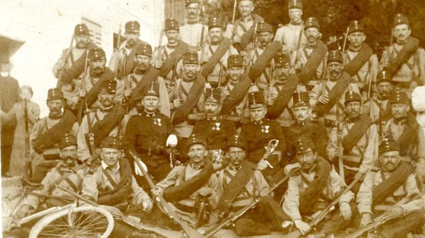 Gruppo di militari di Dolegna richiamati in attesa di partire per il fronte