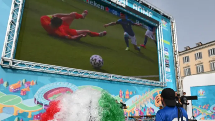 Italy fans watch on a giant screen, from an official fan zone at Piazza del Popolo in Rome, the UEFA EURO 2020 Group A football match between Italy and Wales, on June 20, 2021. (Photo by Vincenzo PINTO / AFP)