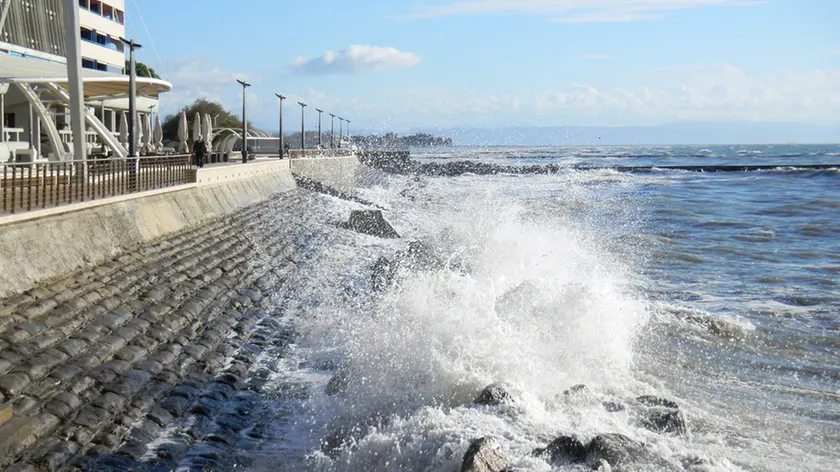 GRADO - MARE ANCORA AGITATO MA SOLE - GENTE PASSEGGIO DIGA