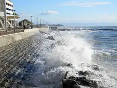 GRADO - MARE ANCORA AGITATO MA SOLE - GENTE PASSEGGIO DIGA