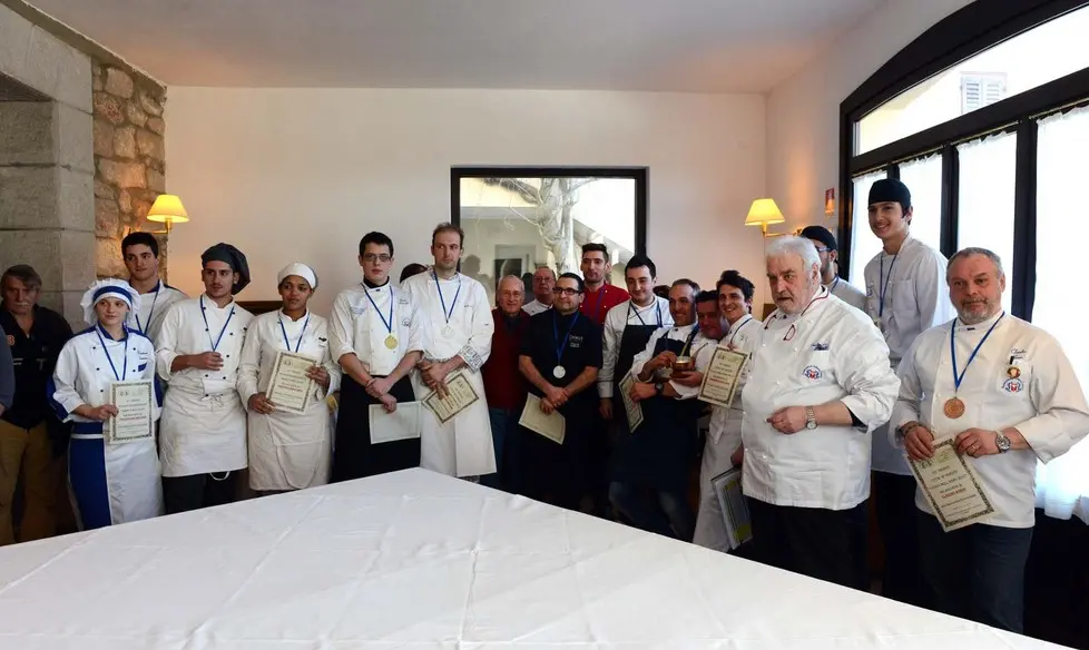 Foto di gruppo dei partecipanti al concorso "Cuoco dell'anno" (Bruni)