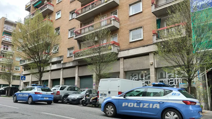 Le volanti della Polizia al civico 13 di viale Sanzio. Foto Lasorte