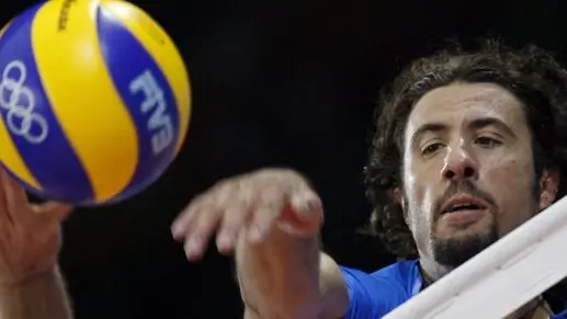 epa01457596 Vigor Bovolenta (R) of Italy hits the ball during the quarters final match at the men's volleyball competition against Poland at the Beijing 2008 Olympic Games, Beijing, China, 20 August 2008. EPA/VALDRIN XHEMAJ
