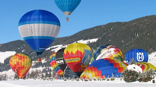 Alcune mongolfiere del Festival di Dobbiaco in una foto presente sul sito degli organizzatori