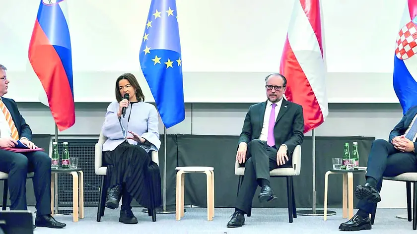 I ministri degli Esteri di Slovenia, Croazia e Austria sul palco a Lubiana durante l’incontro trilaterale