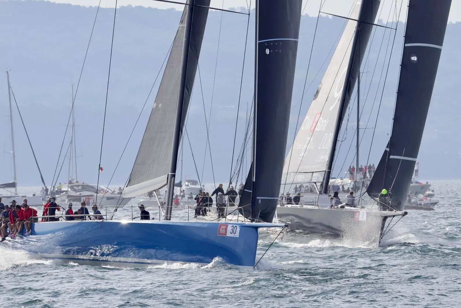 Con il colpo di cannone sparato dal veliero Vespucci, la Barcolana 54 ha preso il via regolarmente alle 10.30. L’americana Deep blue, al suo esordio a Trieste, ha registrato una partenza eccezionale, tanto da conquistare il titolo Foto Lasorte, Bruni e Silvano)