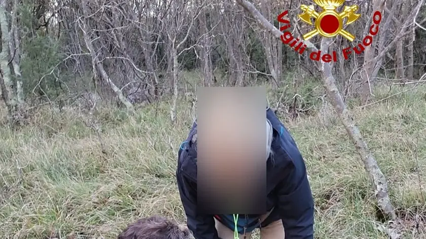 Nemo assieme a uno dei suoi salvatori