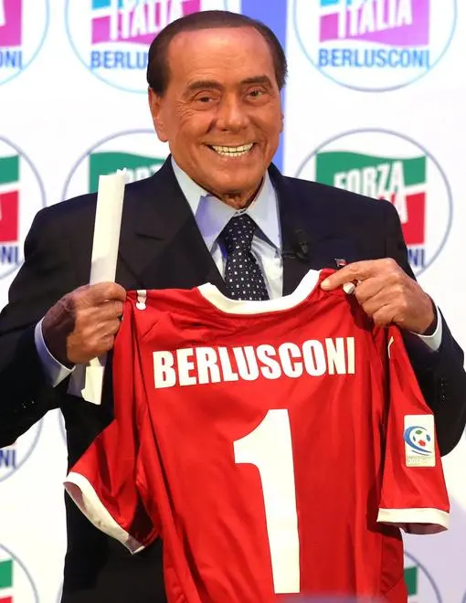 Il presidente di Forza Italia, Silvio Berlusconi, mostra la maglia del Monza a margine del suo intervento all'iniziativa organizzata da Mariastella Gelmini "IdeeItalia", Milano, 05 ottobre 2018. ANSA/MATTEO BAZZI