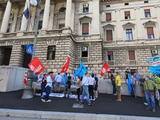 foto bruni trieste 11.09.20 Fallimento Colombin:gli operai all'esterno manifestano