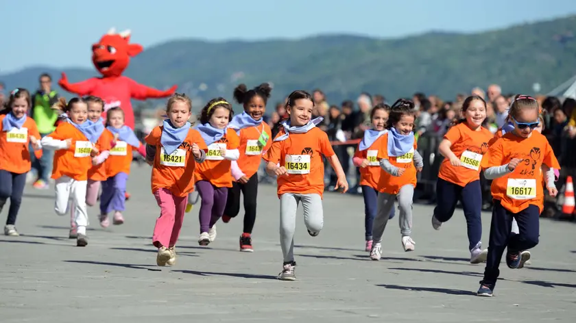 La carica dei baby corridori della Bavisela Young (Foto Bruni)
