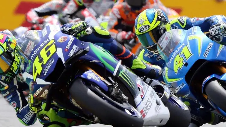 epa05294778 Italian Moto GP rider Valentino Rossi of Movistar Yamaha MotoGP in action in front of Spanish Moto GP rider Aleix Espargaro of Team Suzuki Ecstar during the MotoGP race of the French motorcycling Grand Prix at Le Mans race track, Le Mans, France, 08 May 2016. EPA/EDDY LEMAISTRE