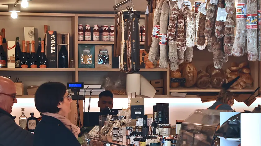 Clienti in una gastronomia di Trieste Llasorte)