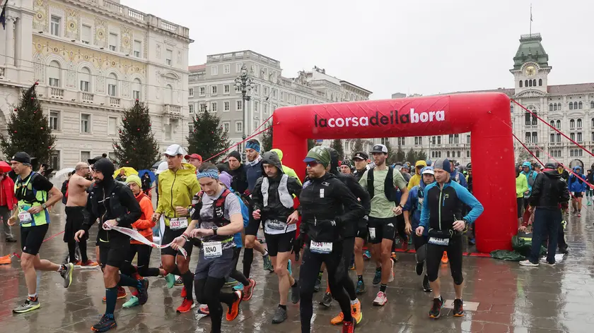 La partenza della Corsa della Bora da piazza Unità (Lasorte)