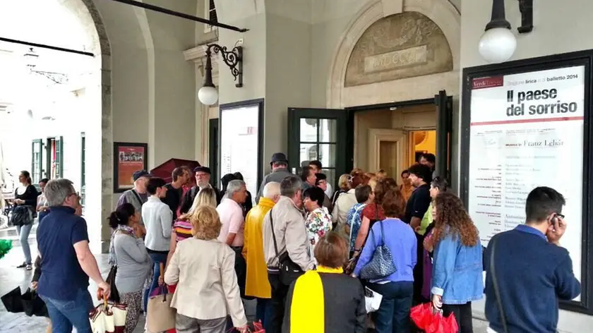 L'assalto alla biglietteria del Verdi per avere gli ingressi gratuiti al concerto di lunedì (foto Lasorte)