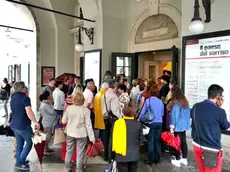 L'assalto alla biglietteria del Verdi per avere gli ingressi gratuiti al concerto di lunedì (foto Lasorte)
