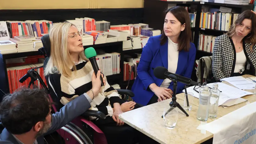 Martina Oppelli durante un intervento al Caffè San Marco per l'associazione Luca Coscioni