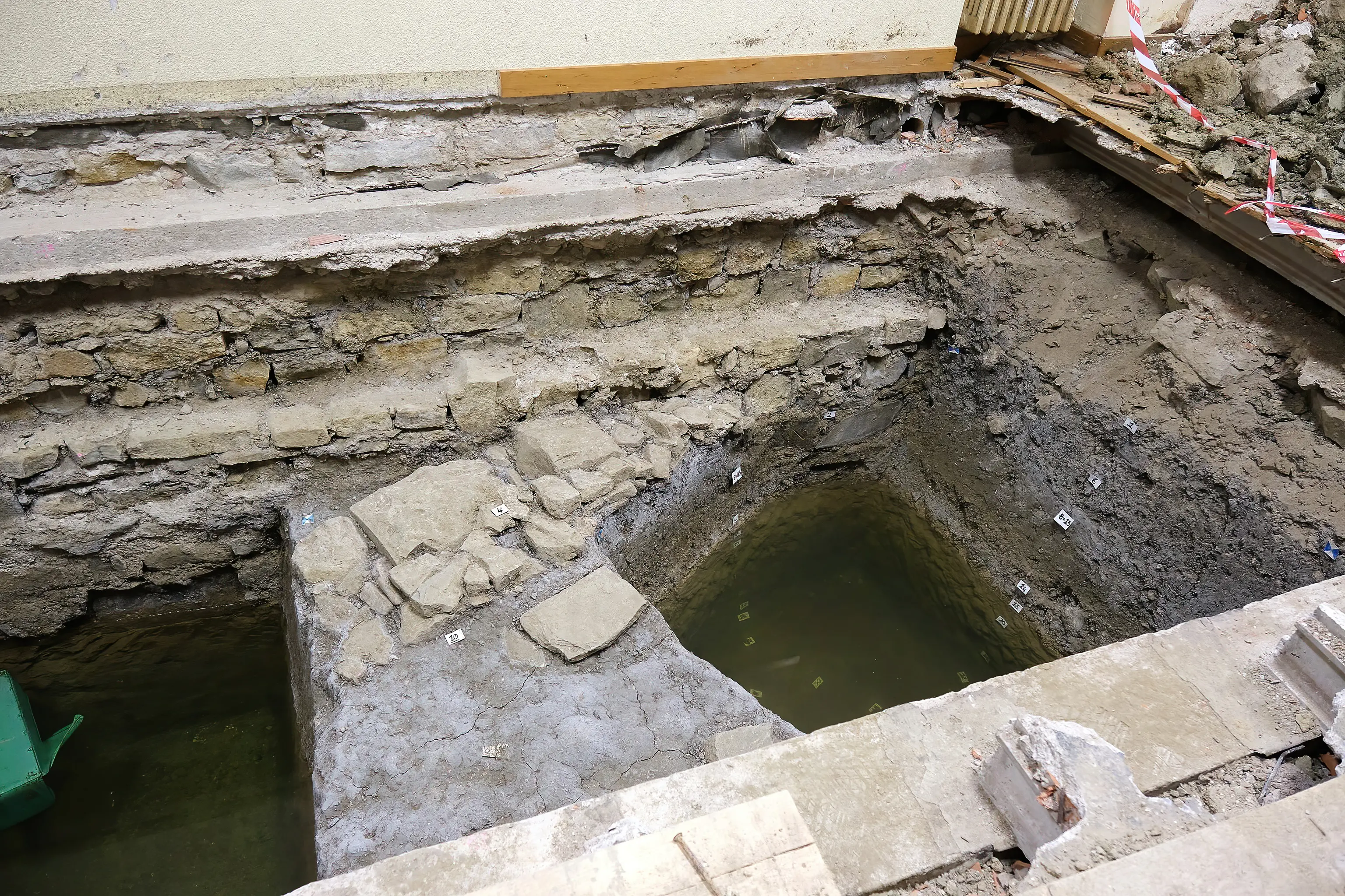 Cantieri per 50 milioni per sistemare il patrimonio edilizio cittadino. Nelle foto lo stato attuale degli edifici (Foto Massimo Silvano)