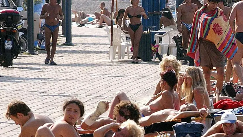 Il lungomare di Muggia affollato di bagnanti in una giornata estiva