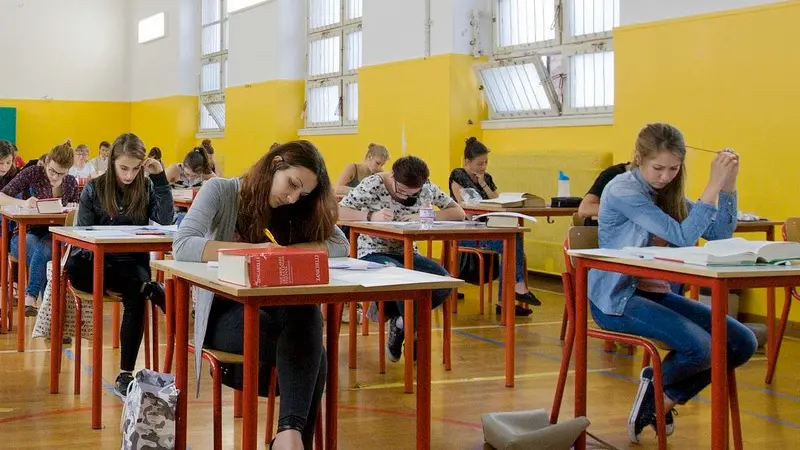 Studenti impegnati nell'esame di Maturità