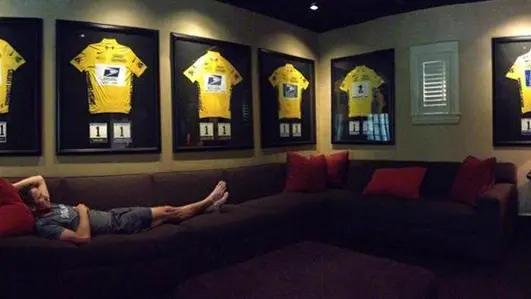 La foto postata su twitter dall'ex ciclista Lance Armstrong lo ritrae sul divano di casa, ad Austin (Texas), circondato dalle maglie gialle (sette) indossate dal 1999 al 2005, 11 novembre 2012. ANSA/TWITTER +++ NO SALES, EDITORIAL USE ONLY +++