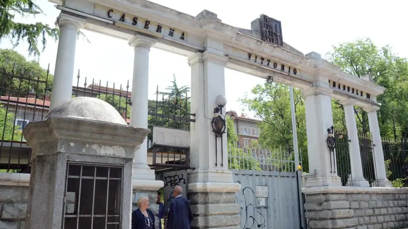 L'ingresso della ex aserma di via Rossetti (foto Bruni)