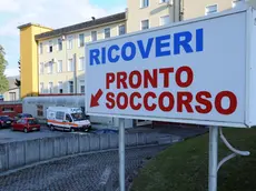 L'ambulanza parcheggiata davanti al pronto soccorso dell'ospedale di Cividale (Petrussi)
