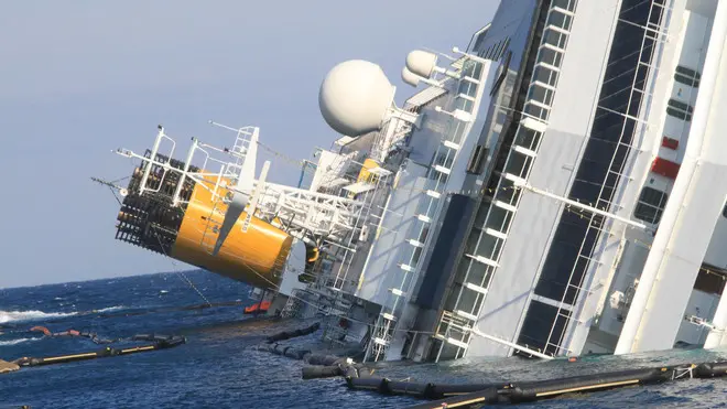 Panne a protezione della Costa Concordia per prevenire eventuali perdite, 4 febbraio 2012. ANSA/ ENZO RUSSO