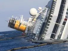 Panne a protezione della Costa Concordia per prevenire eventuali perdite, 4 febbraio 2012. ANSA/ ENZO RUSSO