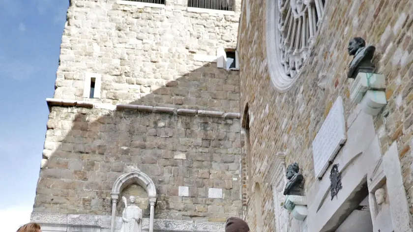 Turisti davanti alla cattedrale di San Giusto