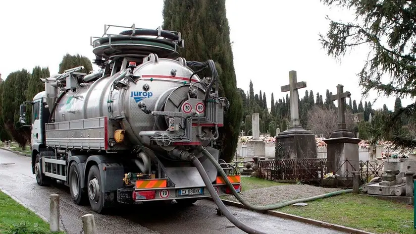 Cimitero di Sant’Anna: il camion della Pertot in azione con le sue “braccia” per il drenaggio (Silvano)